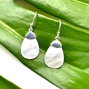 Mother of Pearl Silver Earrings 25mm // MOP Dangly Silver Earrings // Natural Shell Earrings // Sterling Silver