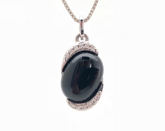 Collar con colgante ovalado de ónix negro, plata de ley, acabado en rodio.