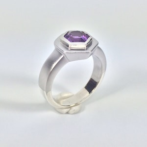 Amethyst Silver Ring // 925 Sterling Silver // Matte Rhodium Finish // Modern Design // Purple Amethyst Ring // Size #6