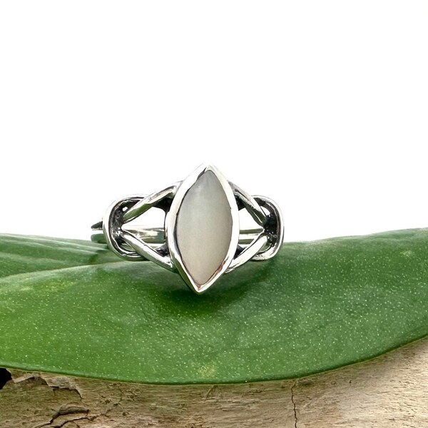 Eternity Mother of Pearl Ring // 925 Sterling Silver // MOP Mother of Pearl Celtic Ring