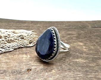 Anillo de plata de ley con zafiro orgánico, diseño llamativo en azul medianoche