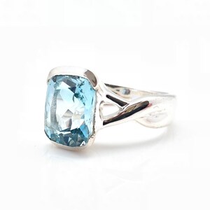 Sky Blue Topaz Ring // Blue Topaz Ring // 925 Sterling Silver Setting // Size 7