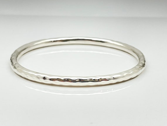 ブレスレット Silver Oval Shape Hammered Surface Bangle / Bracelet / Cuff Hammered Oval Silver Bangle, 925 Sterling Silver, High