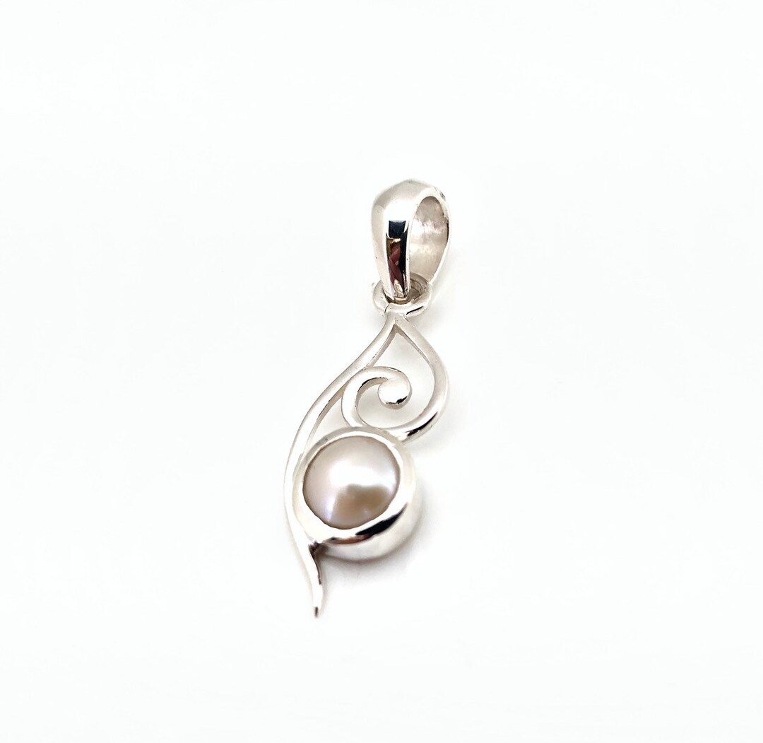 Pearl Pendant With Swirl Setting main image 0