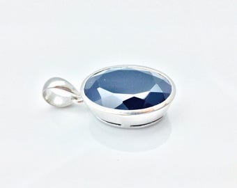 Colgante ovalado de ónix negro, plata de ley 925 con acabado rodiado.
