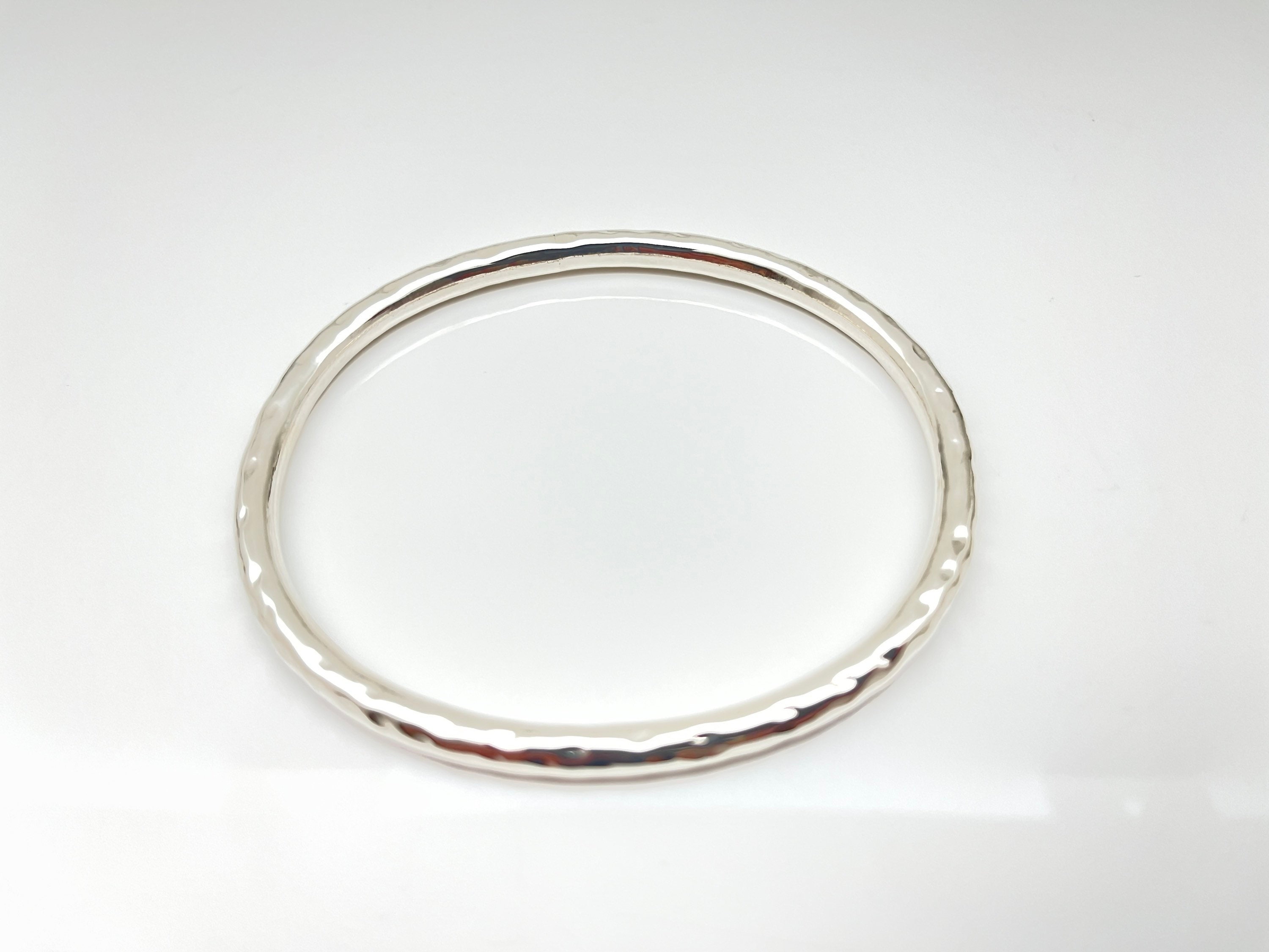 バングル Silver Oval Shape Hammered Surface Bangle / Bracelet / Cuff Silver Oval Shape Hammered Surface Bangle / Bracelet / Cuff
