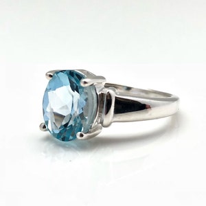 Blue Topaz Silver Ring Size 6 // Minimalist Blue Topaz Silver Ring // Oval Sky Blue Topaz Ring // AAA Blue Topaz // 925 Sterling Silver