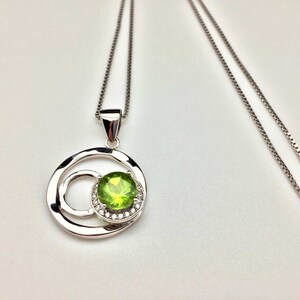 Grüner Peridot-Kreisanhänger mit CZ-Diamant-Akzent // 925 Sterlingsilber // Rhodium-Finish // 16-Zoll-Kette inklusive