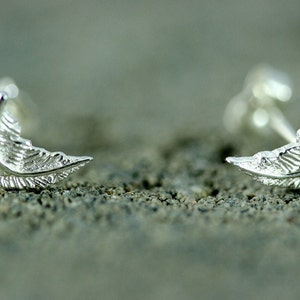 Ohrringe aus Sterlingsilber, silberne Federohrringe, Ohrstecker, Federschmuck, Ohrstecker, zarter Schmuck