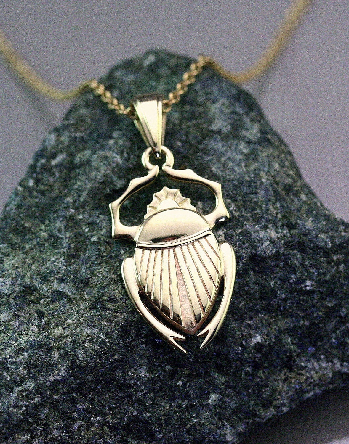 Collier Porte-Bonheur Scarabée Doré - Style Égyptien - Cristal Et Laiton - Neuf Sans Emballage