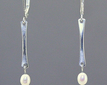 Silber- und Perlenohrringe, minimalistische Silberohrringe, schlichte Ohrringe, minimalistischer Schmuck, schlichter Schmuck