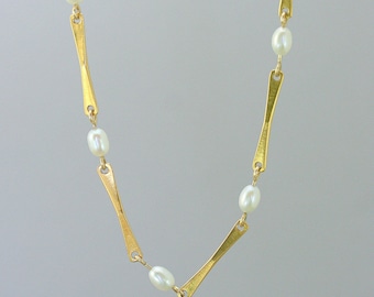 Gold- und Perlenkette, Gold- und Perlenkette, handwerkliche Kette, Stabkette, moderne Kette, minimalistischer Schmuck, Damenkette