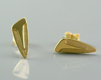 Solid Gold Arrow earrings, geometric gold earring, solid gold points earrings, contemporary jewelry, gold stud earring, minimalist earrings
