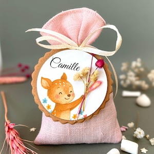 Poncho decoratif pour baptême – Faon rêveur & bouquet fleuri