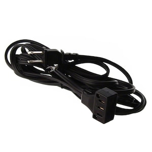 Puede incluir: Cable de extensión eléctrico negro con un enchufe de tres clavijas en un extremo y un enchufe de dos clavijas en el otro extremo.