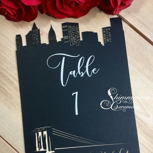 Lasergeschnittene New York City Tischnummern NYC Skyline inspiriert Brooklyn Bridge