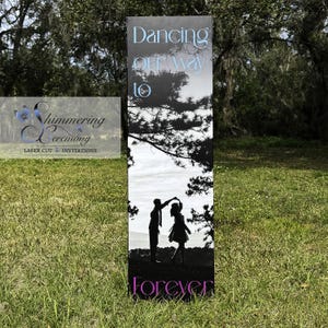 Może przedstawiać: Czarno-biały znak ślubny z sylwetką pary tańczącej. Na znaku widnieje napis "Dancing our way to forever".
