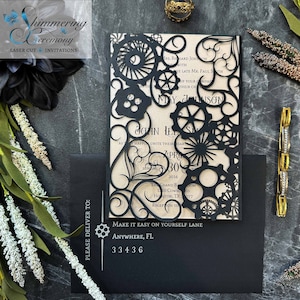 Könnte beinhalten: Schwarze Laser-geschnittene Hochzeitseinladung mit einem Steampunk-Design mit Zahnrädern und Schnörkeln. Der Einladungstext lautet: "Wie wir unsere Herzen glücklich vereinen... Sonntag, 30. April 2016. Der Große Ballsaal, 110 Cowboy Rd, Houston, TX 77077. Empfang im Anschluss."