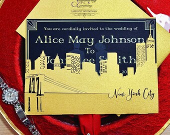 Puede incluir: Invitación de boda dorada y negra con un diseño de corte láser del horizonte de la ciudad de Nueva York. La invitación dice "Usted está cordialmente invitado a la boda de Alice May Johnson con John Lee Smith 20 Ciudad de Nueva York".