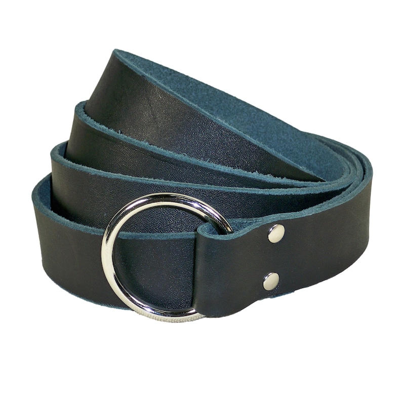 Op de afbeelding: Een donkerblauwe leren riem met een zilveren ringgesp en twee zilveren klinknagels.
