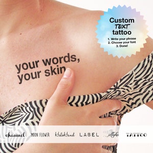Könnte beinhalten: Ein temporäres Tattoo mit dem Text "your words, your skin" auf der Brust einer Person. Ein bunter Sternensticker mit dem Text "Custom TEXT tattoo" und Anweisungen zum Erstellen eines benutzerdefinierten Tattoos befindet sich in der oberen rechten Ecke des Bildes.