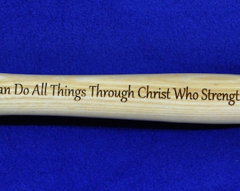 Op de afbeelding: Een zilveren klauwhamer met een houten steel. De steel is gegraveerd met de tekst "I Can Do All Things Through Christ Who Strengthens Me. Phil. 4:13"