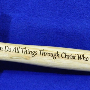 Peut inclure: Un marteau de 16 onces avec un manche en bois. Le manche est grav&eacute; du texte "Je peux tout faire par Christ qui me fortifie. Phil. 4:13".