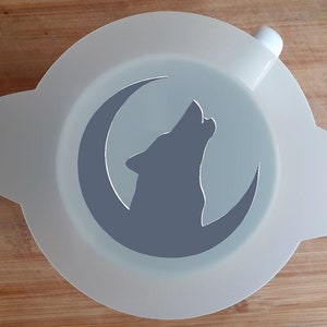 110mm Mylar Stencil  &#39;Howling Wolf&#39; Cookie, Cake, Coffee Duster Stencil, Face paint, 190 micron reusable Painting Craft Stencil Food Safe