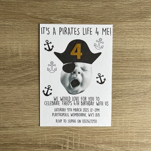 Convites de festa pirata com foto de rosto personalizado A6, convites de aniversário personalizados com chapéu de festa pirata e número de brilho dourado, para todas as idades