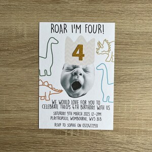 Invitaciones A6 personalizadas para fiestas de dinosaurios con foto de cara, invitaciones de cumpleaños personalizadas con coronas de sombreros de fiesta y números dorados con purpurina, para todas las edades