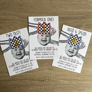 Convites de festa de corrida com fotos de rosto personalizado A6, convites de aniversário com tema de carro personalizado com coroas de chapéu de festa e número de brilho dourado