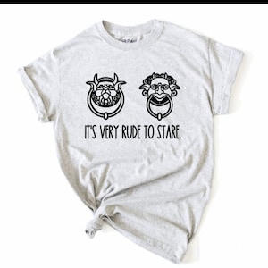 Es muy grosero mirar fijamente la camiseta divertida del llamador de la puerta del laberinto