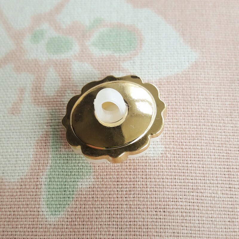 W262 18mm 28L White & Gold Flower Shank Dress Jacket Coat Button Craft Buttons 