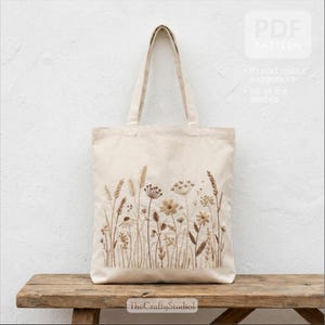 Puede incluir: Juego de tres tazas de cerámica con un esmalte moteado de color crema. Cada taza presenta un diseño floral pintado a mano en tonos azules, verdes y amarillos. Las tazas tienen una forma simple y redondeada y un asa.