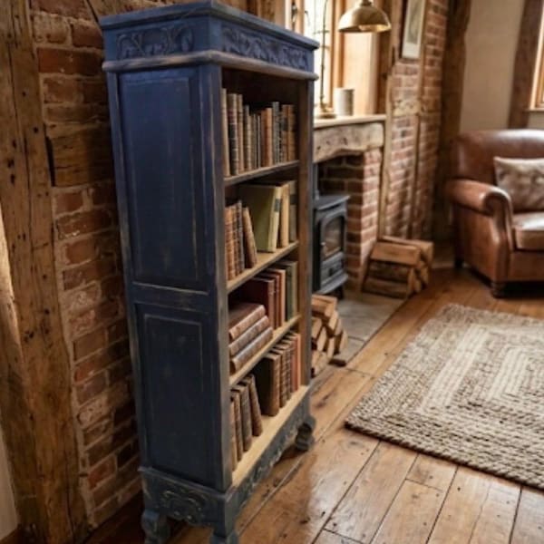 Estantería de libros tallada Addison de estilo victoriano con lavado negro