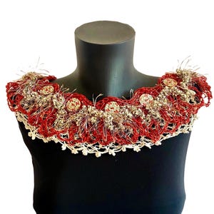 Bufanda roja con collar llamativo: collar de lino y crochet hecho a mano, joyería bohemia de fibra, cuello rústico ajustable con botones.