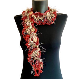 Bufanda con collar y botones de ganchillo rojo: joyería vintage de lino