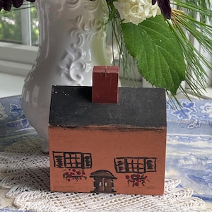 Little Wooden House - Vintage Stand Alone Pink Cottage