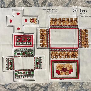Può includere: Un pannello di tessuto bianco con motivi stampati per Soft Boxes No. 607 di Patch Press 1981. Il design include linee per il taglio e la cucitura, decorato con illustrazioni di orsacchiotti marroni, cuori rossi e motivi natalizi verdi.
