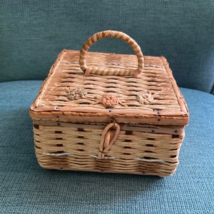 Grandma's Sewing Box  Vintage Woven Wood Old-Style Sewing Basket – Amish  Baskets