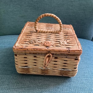 Grandma's Sewing Box  Vintage Woven Wood Old-Style Sewing Basket – Amish  Baskets