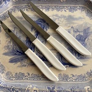 Vtg Stainless Serrated Knives - Set of 4 White USA Made