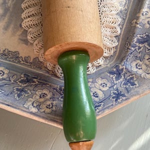 Rouleau à pâtisserie vintage avec poignées peintes en vert - Jolie décoration de cuisine vintage