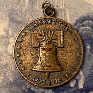 Liberty Bell Bicentennial Coin Pendant USA 1776 to 1976 Eagle and Flags