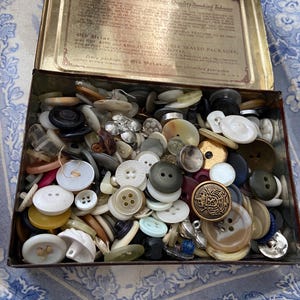 Vintage Buttons - Old Briar Tin of Assorted Buttons