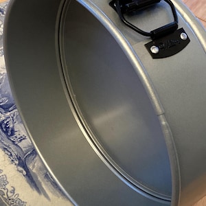Wilton Non-Stick Spring Form Pan 9” x 2.75”