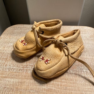Vtg Beaded Baby Moccasins made of Soft Leather - Tiny Moccasin Booties size 5