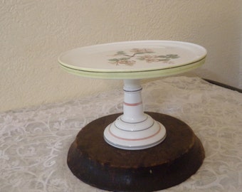 Verzierter Milchglas Kuchenständer mit HundeholzBlüten