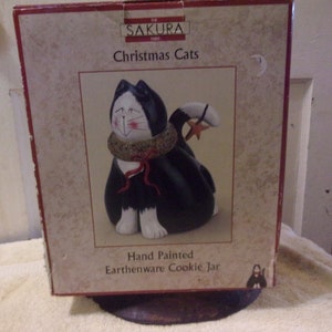 New Sakura Christmas Cats &quot;Fiddlestix&quot; Wreath Collar Cookie Jar Earthenware in Box