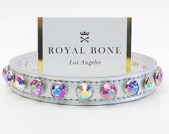 Collar para perro de edición limitada, talla XXS-Grande, de cuero holográfico plateado, 10 mm, AB transparente + 11 AB rosa + AB morado, con cristales, y placa de identificación plateada Royal Bone.